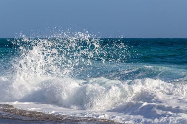 Fırtınadan sonra güneşli havada deniz dalgası. Fırtınalı deniz arka planı.