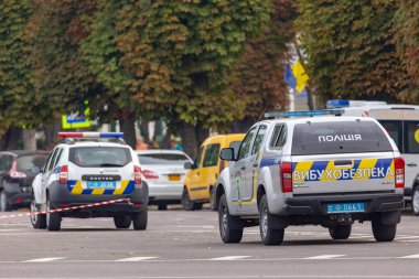 Lutsk, Ukrayna - 09-08-2019: Polis araçları yola park edilmiş ve arka planda 