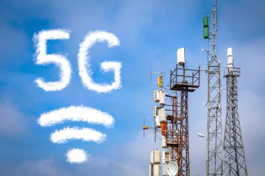 Hücresel ağ 4g, Lte ve 5g antenleri için güneşli gün gökyüzüne karşı gökyüzü ve bulutlar ve kopyalama alanı üzerinde birçok telekomünikasyon kulesi.