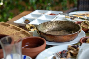 Yemeği masada, üstünde kirli tabaklarla yedik..