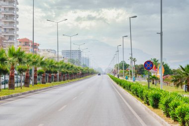 Kaliforniya sahilindeki kredi ve lüks gayrimenkul evlerinin yakınındaki kıyı otoyolu kasvetli hava koşullarında.