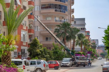 Alanya, Türkiye - 05-25-2019: Taşıma hizmetleri vatandaşların mallarını balkondan taşımasına yardımcı oluyor.
