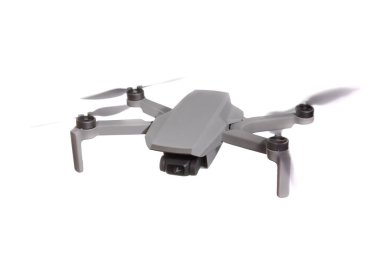 Havada uçan kameralı modern kuadkopter drone. Beyaz arkaplanda izole.