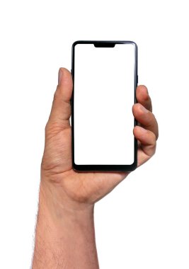 Elinde akıllı telefon modeli olan bir adam beyaz arka planda izole edilmiş. Dikey konum.