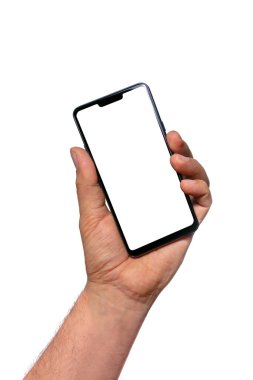 Elinde akıllı telefon modeli olan bir adam beyaz arka planda izole edilmiş. Açılı konum.