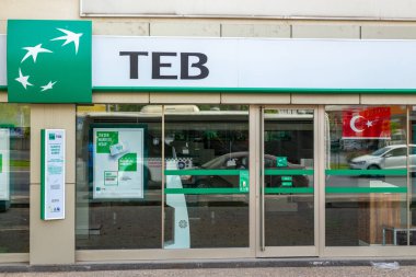 Alanya, Türkiye - 06-01-2019: TEB bankası cam arkasındaki bölümde Türkiye bayrağıyla kapatıldı.