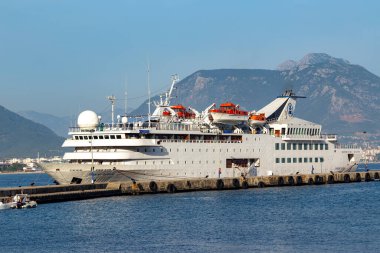Alanya, Türkiye - 06-01-2019: Yolcu gemisi Orient Queen Alanya limanına yanaştı. Tekne Beyrut 'a ve Yunanistan' a kadar gidiyor..