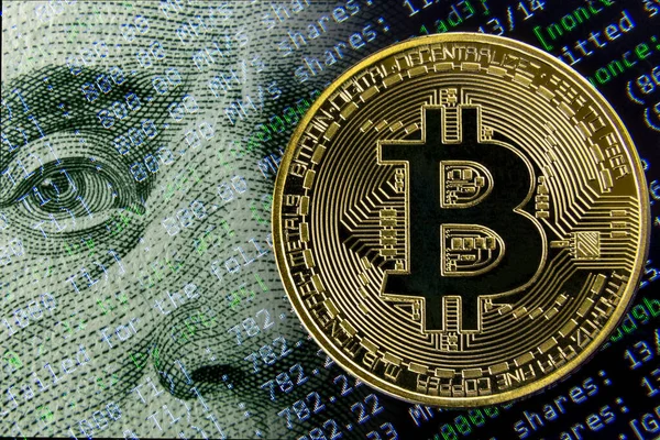 Zincir teknolojileri ve madencilik konsepti. Merkezi olmayan kripto para birimi. 100 dolarlık bir portreyle bilgisayar ekranında duran gerçek bir sembolik Bitcoin 'in fotoğrafı..