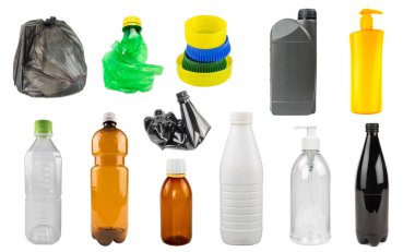 Plastik geri dönüşümlü çöp kapakları ve kesilen poşetlerin toplanması. Atık nesneler beyaz arkaplanda izole edildi.