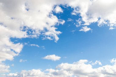 Havada mavi arkaplan. Bulutlu mavi gökyüzü. Arka planda mesajınız için doğal bir çerçeve oluşturuyor..