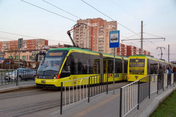Lviv Ukraine 2019 Moderne Elektrische Straßenbahnlinien Durch Die Stadt Menschen — Stockfoto