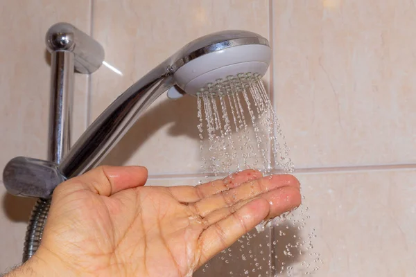 Hand Der Dusche Testwassertemperatur — Stockfoto