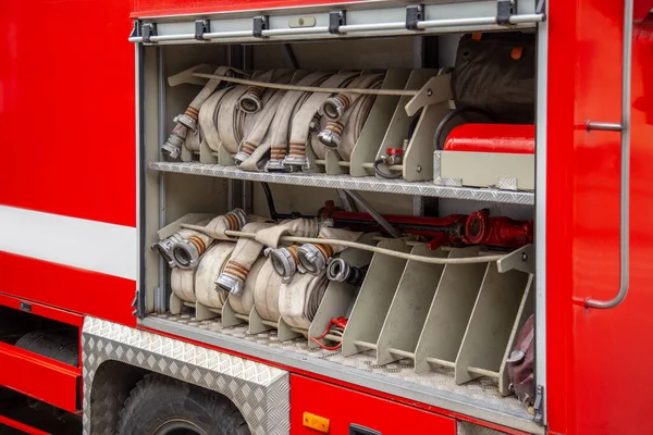 Camião Bombeiros Uso Com Lado Aberto Vários Tubos São Levados — Fotografia de Stock