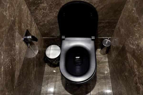 Toilet Hitam Kamar Mandi Mewah Penutup Toilet Dengan Tong Sampah — Stok Foto