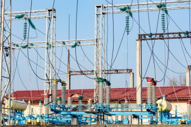 Alt istasyonda büyük bir elektrik sirkülasyon frenleyicisi var. Güç hattı aygıtı aracılığıyla sanayi enerji iletimi.