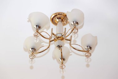 Altın işlemeli ve fotokopi alanlı Ceeling lambası. Sovyetler Devri sonrası bacak arası yaşam tarzı konsepti.