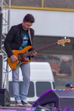 Lutsk, Ukrayna - 05-24-2015: Violet adlı grup Open Air Street konserinde sahne aldı.