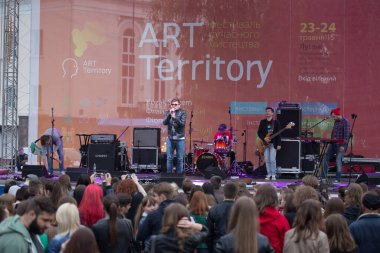 Lutsk, Ukrayna - 05-24-2015: Violet adlı grup Open Air Street konserinde sahne aldı.