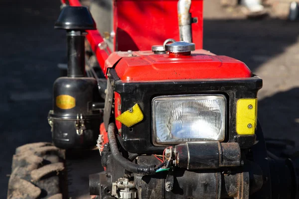 Fechar Trator Vermelho Duas Rodas Durante Dia Ensolarado Objeto Agrícola — Fotografia de Stock