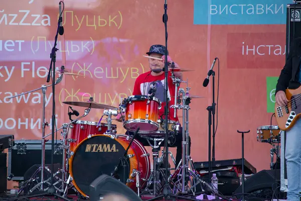 Lutsk Ucrânia 2015 Banda Chamada Violet Apresenta Concerto Rua Livre — Fotografia de Stock