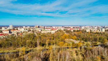 Lutsk şehir parkı manzarası sonbaharda mavi gökyüzü ve güneşli manzaralı gökyüzü..