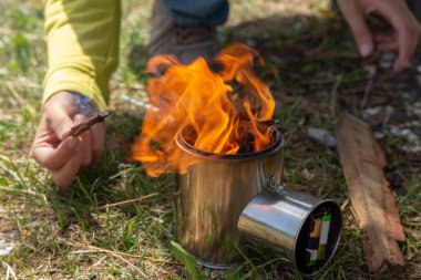 Turist gereçleri ve aletleri: kamp ocağı yanıyor. Günlük kaydı ekleniyor.