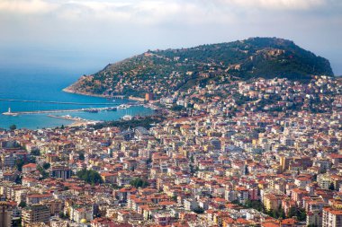 Liman manzaralı Alanya silueti ve kaleli bir dağ. Midterranian bölgesindeki ana şehir merkezleri.