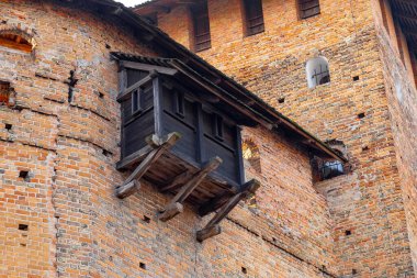 Ahşap dış embriyoyla ortaçağ kale duvarı.