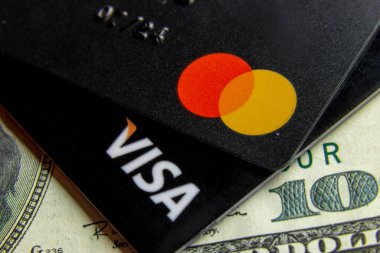 Lutsk, Ukrayna - 02-08-2020: Vize ve MasterCard logosu Dolar banknotunun üzerinde duran Benjamin Franklin portresi.