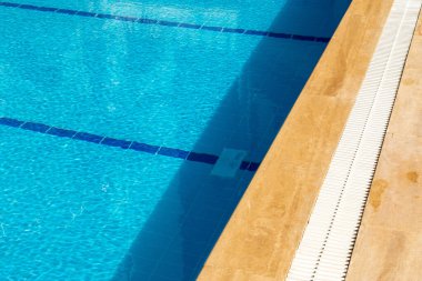 Fotokopi alanı olan havuz kenarı arka planı. Güneşli bir günde yüzme havuzu.