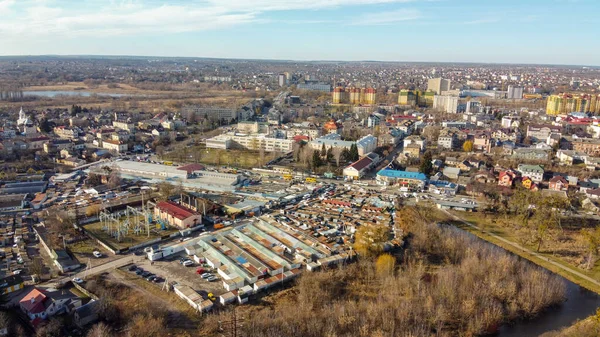 Lutsk, Ukrayna - 02-05-2020: Lutsk City merkez pazar meydanı. Çeşitli konteynırlar ve elektrik santralleri. Yukarıdan Aerieal görünümü.