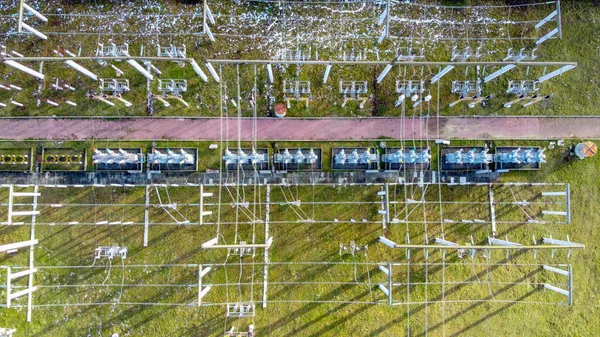 Elektrik İdaresi İstasyonu, elektrik santrali, günbatımında enerji konsepti. Yukarıdan hava görünümü.