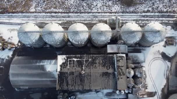 Grote Roestvrijstalen Wijndistilleertanks Silo Voor Wijn Bier Gisting Stalen Vaten — Stockvideo