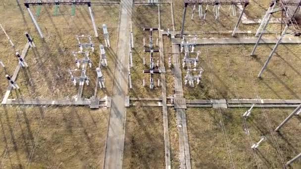 飞越高压电塔和电线 发电厂附近的电线杆 有电线和绝缘体的输电塔 — 图库视频影像