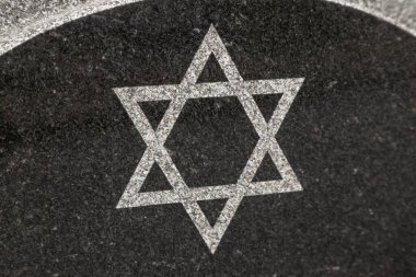 Davut 'un Yıldızı iki üçgenden oluşur. Altın Magen David, Davut' un siyah taştaki yıldızı..