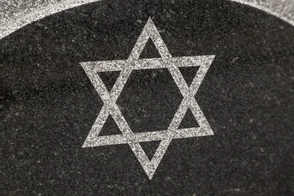 Davut 'un Yıldızı iki üçgenden oluşur. Altın Magen David, Davut' un siyah taştaki yıldızı..
