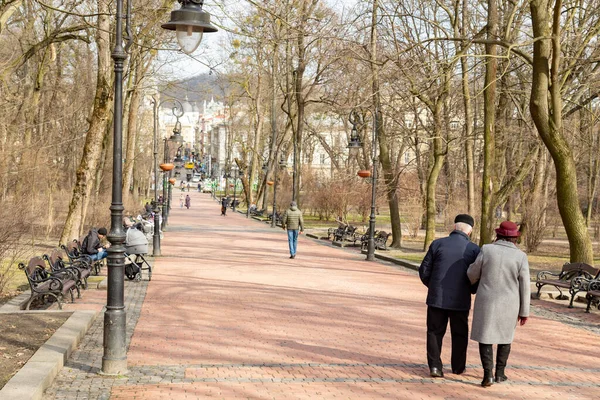 Lviv Oekraïne 2019 Oud Koppel Wandelen Het Stadspark Bij Lviv — Stockfoto