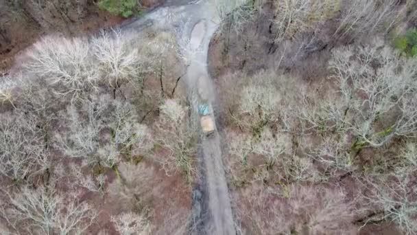 Luchtfoto Van Road Industriële Truck Rijden Een Onverharde Weg — Stockvideo