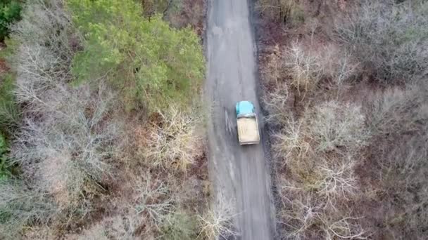 未舗装道路に乗るオフロード産業用トラックの空中ビュー — ストック動画