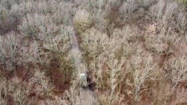 Toprak yolda giden sanayi kamyonunun hava görüntüsü.