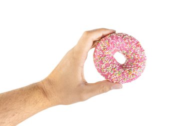 Beyaz arka planda pembe kremalı donut tutan beyaz bir adam..