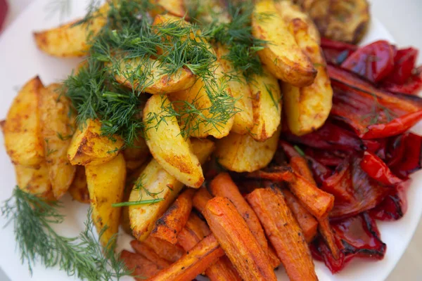 Placa Verduras Asadas Asadas Cerca Con Zanahorias Papas Pimiento Morrón — Foto de Stock