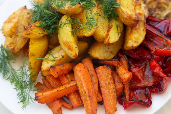 Ψητά Και Ψητά Λαχανικά Κοντινή Απόσταση Καρότα Πατάτες Και Πιπεριά — Φωτογραφία Αρχείου