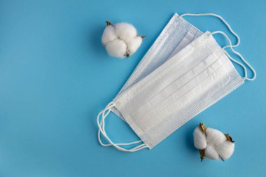 Sağlık geçmişi fotokopi alanı ile dolu. Düz bir dairedeki cerrahi maskeler mavi pastel arka planda yatıyordu..