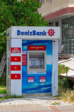 Alanya, Antalya, Tureky - Haziran 2019: Sunny Alanya caddesindeki Deniz Bankası ATM 'si bir portakal ağacının gölgesi altında.
