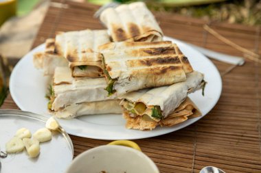 Açık hava lokantasında lavaş vejetaryen dürümü yapıyorum..