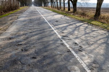 Kırsal kırsal yol kış ayazıyla hasar gördü. Çoklu delikleri ve hasarı olan asfalr zamanla onarıldı..