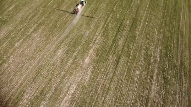 Vuelo Aéreo Con Aviones Teledirigidos Agricultor Que Pulveriza Campo Cortado — Vídeo de stock