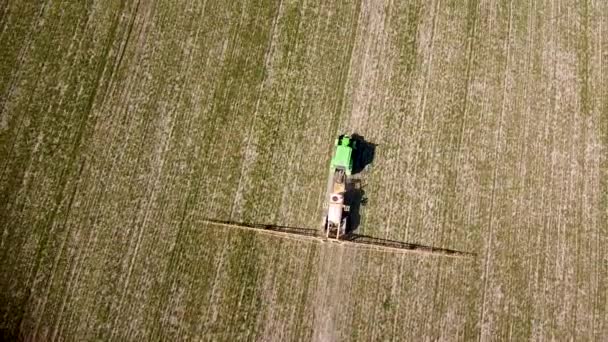 Strzał Drona Powietrza Rolnika Opryskującego Posiekane Pole — Wideo stockowe