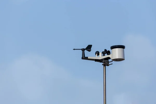 Estação Meteorológica Costeira Automática Com Espaço Cópia — Fotografia de Stock